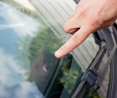 Parabrezza scheggiato: si rischia la multa? Tutto quello che dice il Codice della Strada